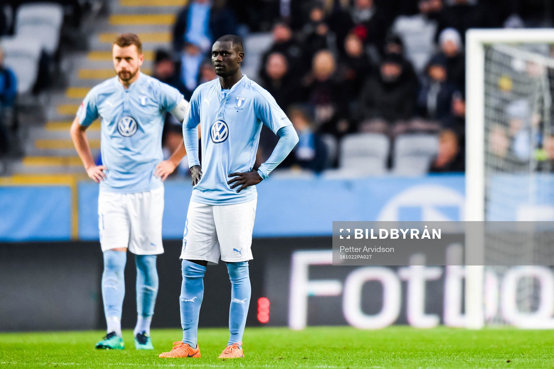 Malmö FFs Enock Kofi Adu och Kari Arnason deppar