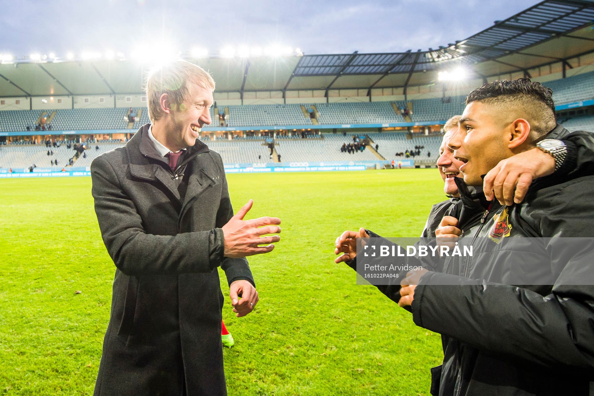 Östersunds tränare Graham Potter jublar efter fotbollsmatchen i Allsvenskan mellan Malmö FF och Östersund den 22 oktober 2016 i Malmö.