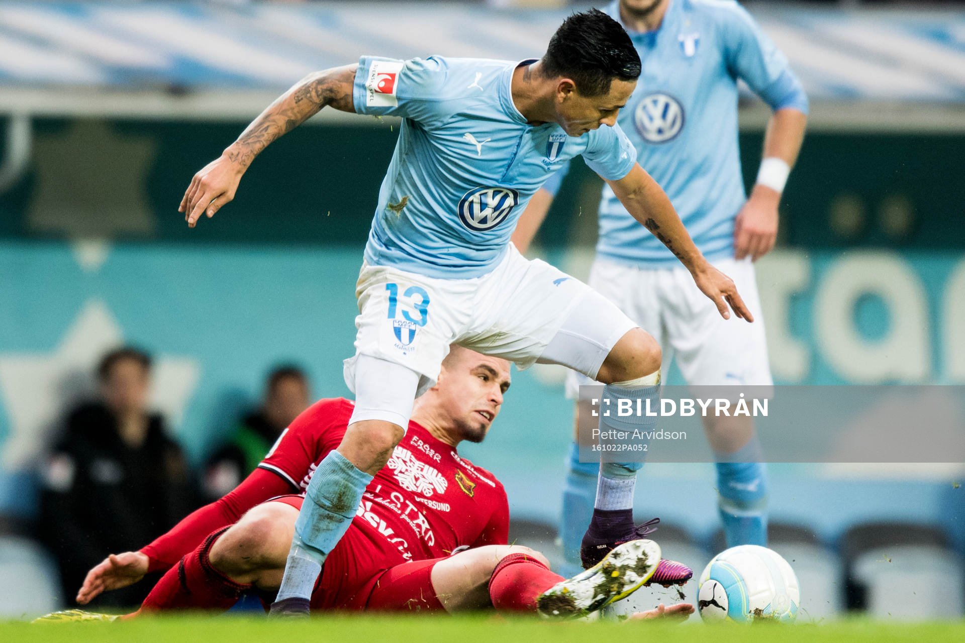 Östersunds Douglas Bergqvist och Malmö FFs Yoshimar Yotún