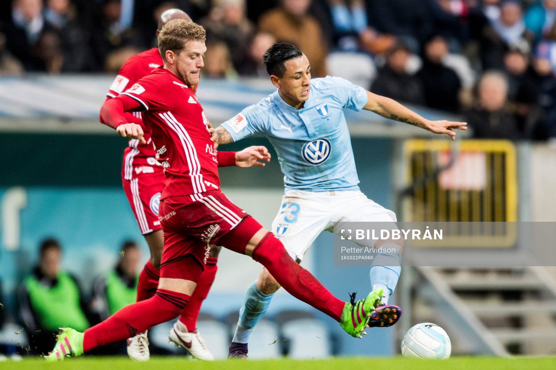 Östersunds Douglas Bergqvist och Malmö FFs Yoshimar Yotún