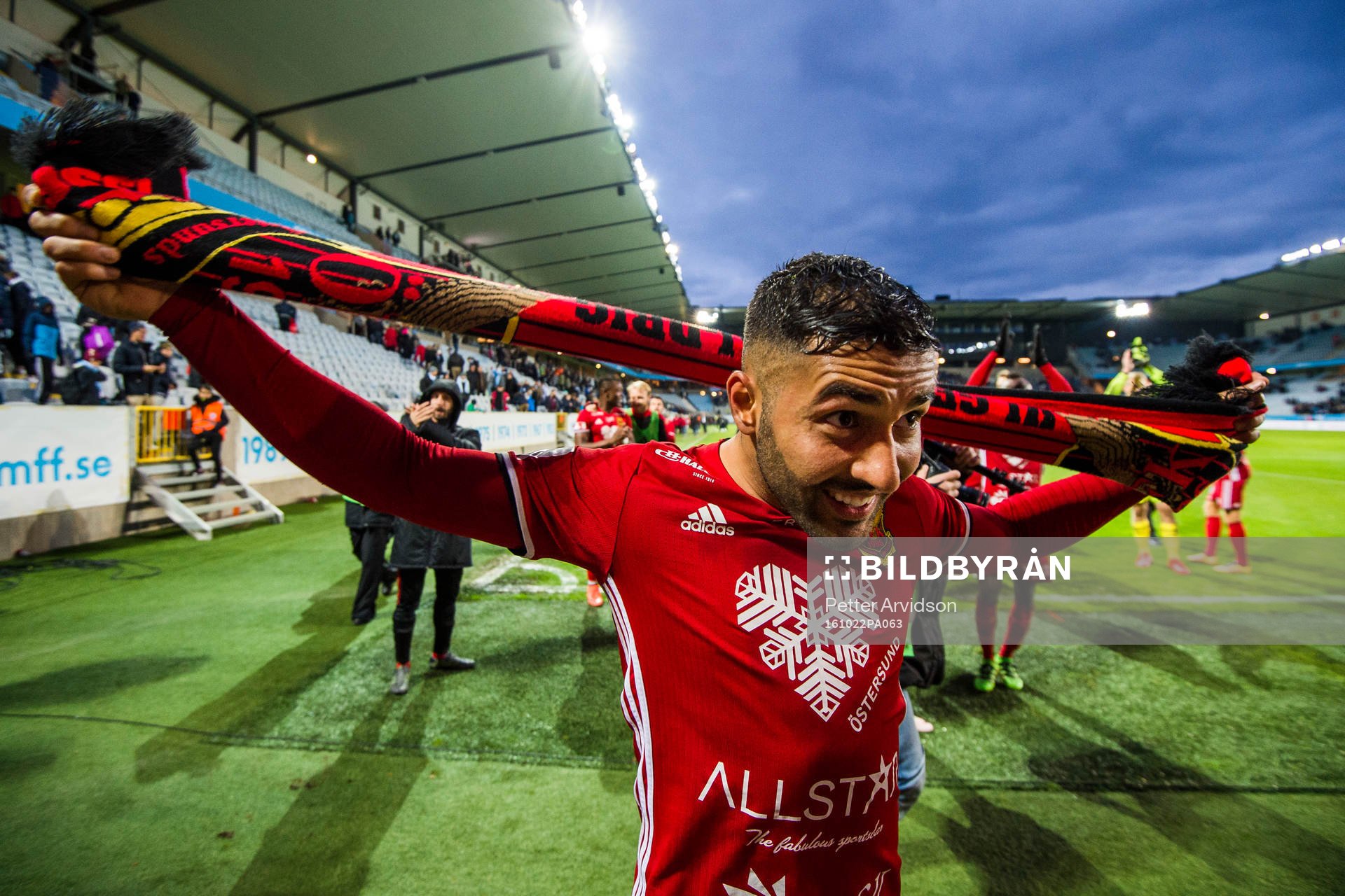 Östersunds Saman Ghoddos jublar
