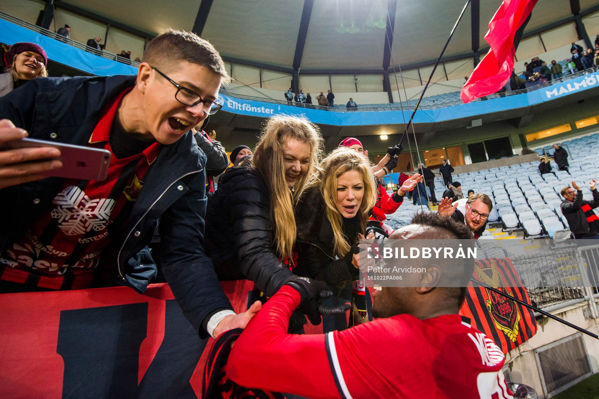 Östersunds Samuel Mensiro  jublar med supportrar