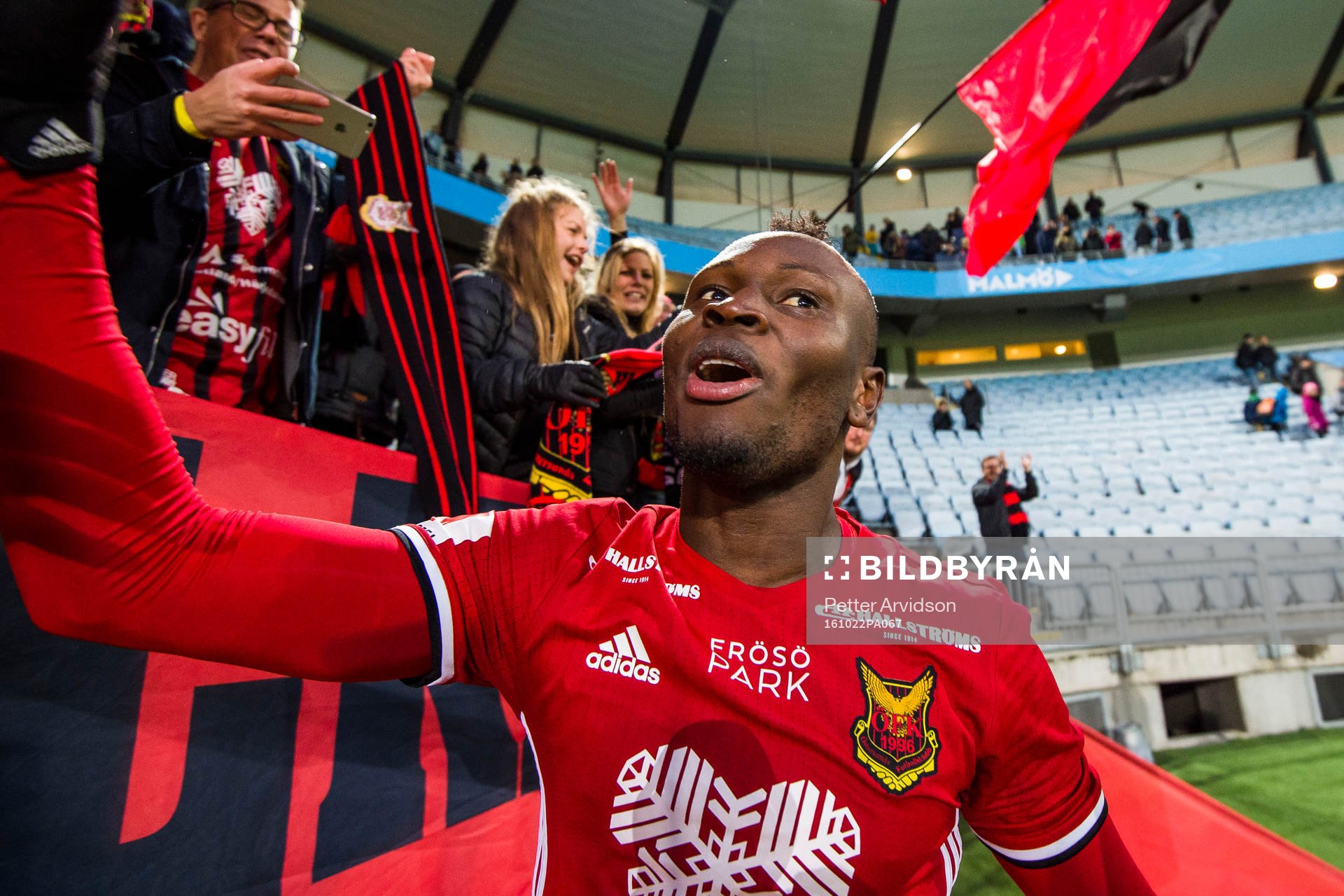 Östersunds Östersunds Samuel Mensiro jublar med supportrar