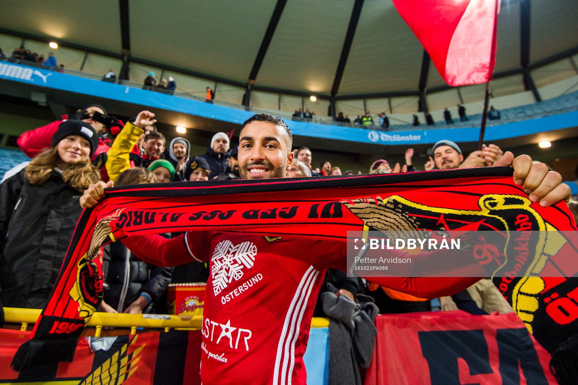 Östersunds Saman Ghoddos   jublar med supportrar
