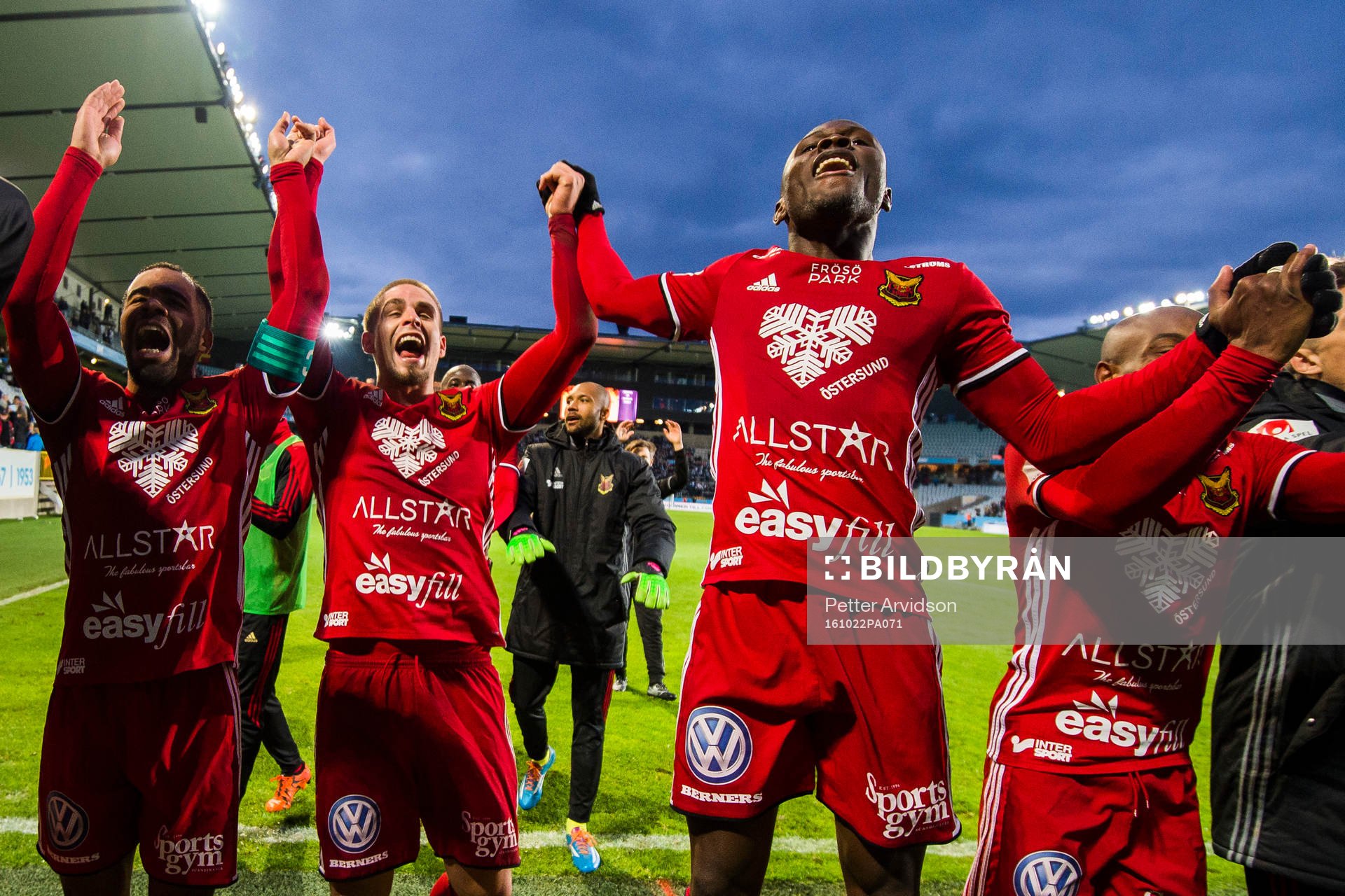 Östersunds spelare jublar med supportrar