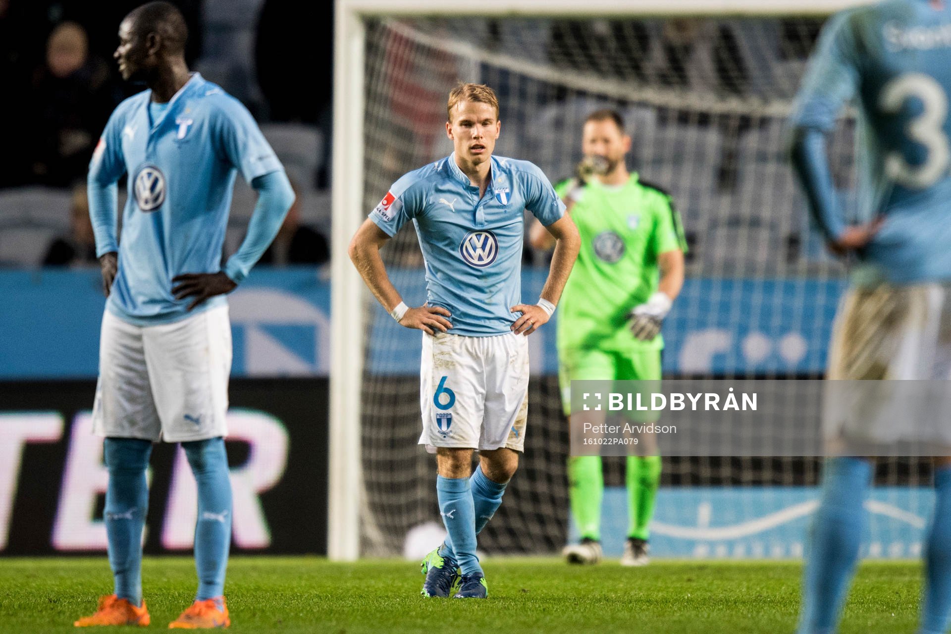 Malmö FFs Enock Kofi Adu och Oscar Lewicki deppar