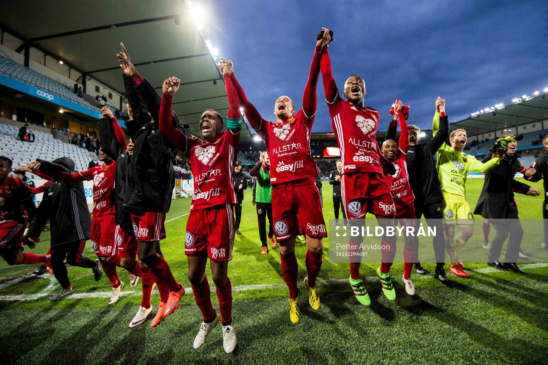 Östersunds Alex Dyer, Douglas Bergqvist, Samuel Mensiro och Fouad Bachirou jublar efter sin 0-3 vinst som innebär att dom säkrade sitt kontrakt för kommande säsong i Allsvenskan efter fotbollsmatchen i Allsvenskan mellan Malmö FF och Östersund den 22 oktober 2016 i Malmö.
