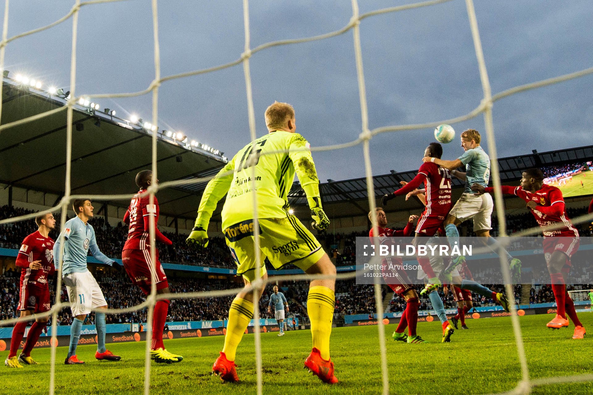 Malmö FFs Oscar Lewicki i nickduell med Östersunds Samuel