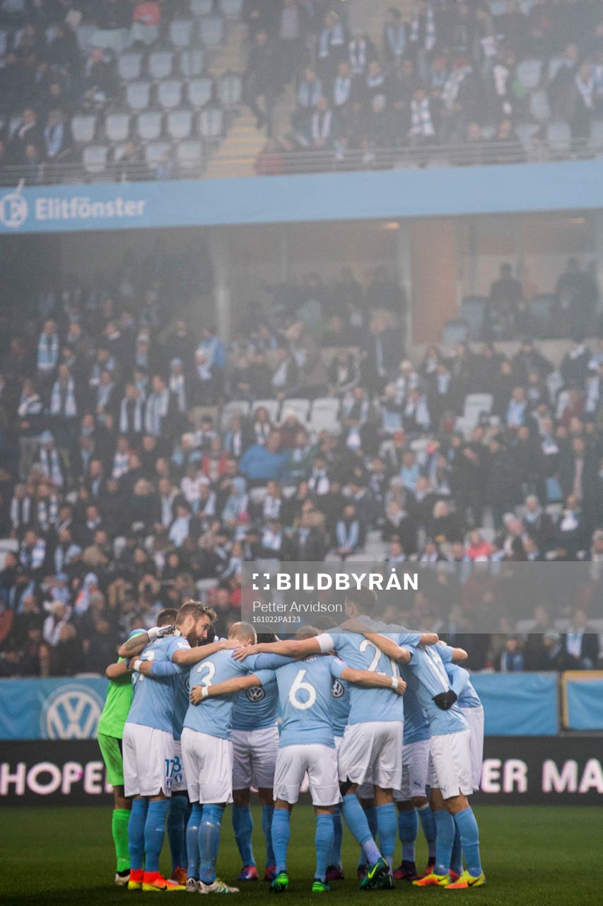 Malmö FFs spelare samlas i en ring