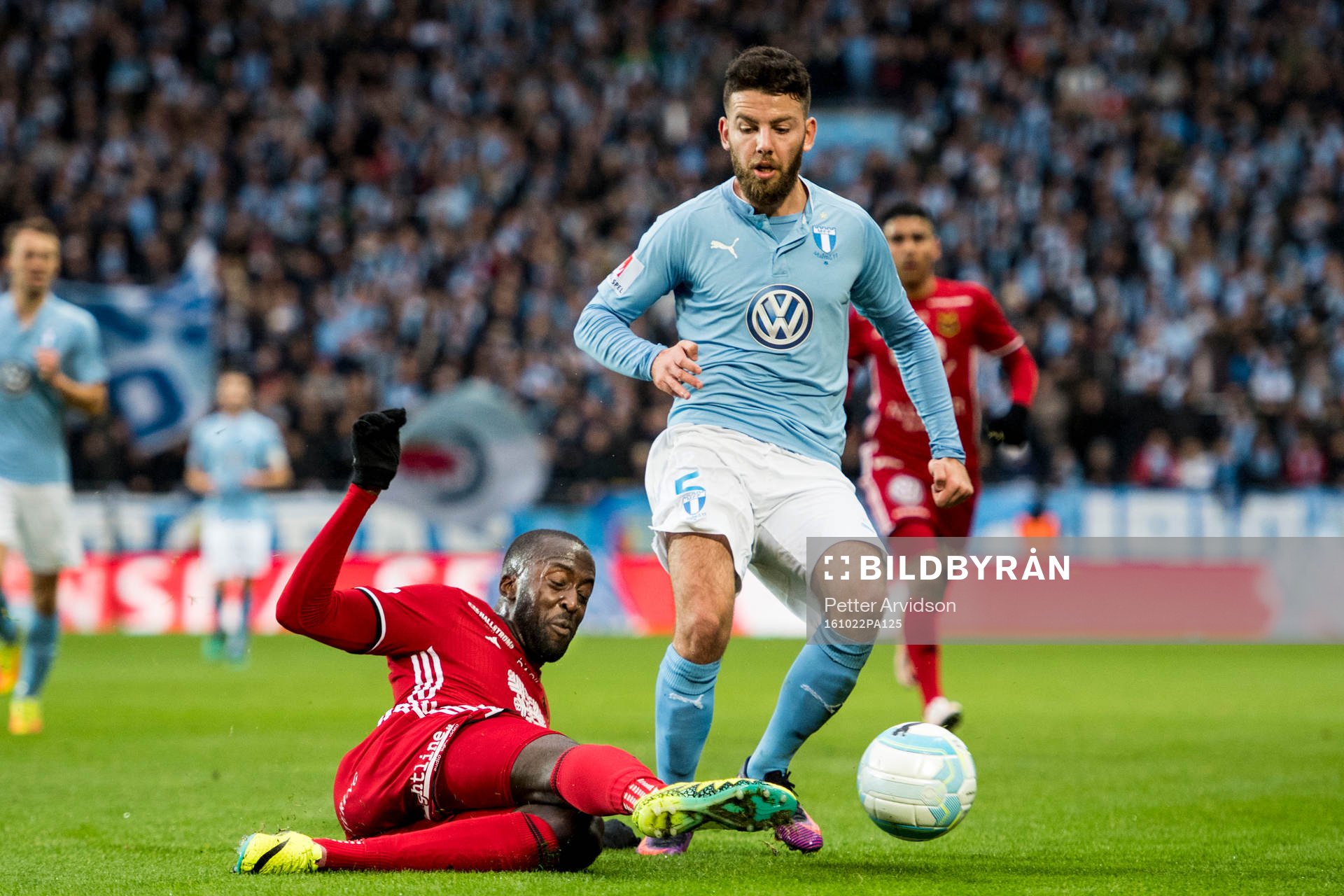 Östersunds Ronald Mukiibi och Malmö FFs Erdal Rakip