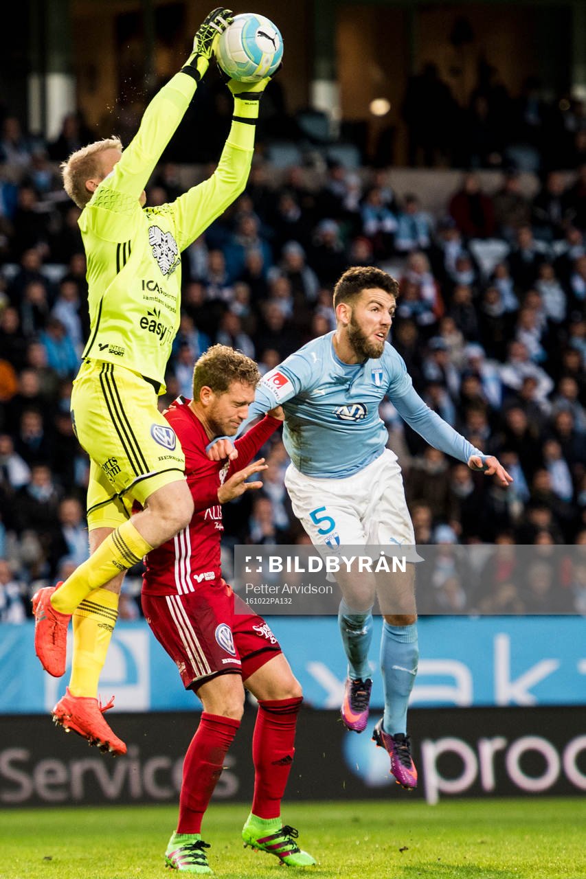 Östersunds målvakt Hampus Nilsson och Stefan Karlsson i duell med Malmö FFs Erdal Rakip under fotbollsmatchen i Allsvenskan mellan Malmö FF och Östersund den 22 oktober 2016 i Malmö.