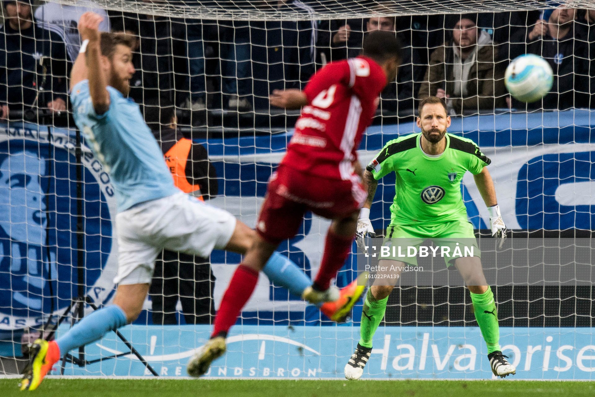 Östersunds Hosam Aiesh testar skott mot Malmö FFs