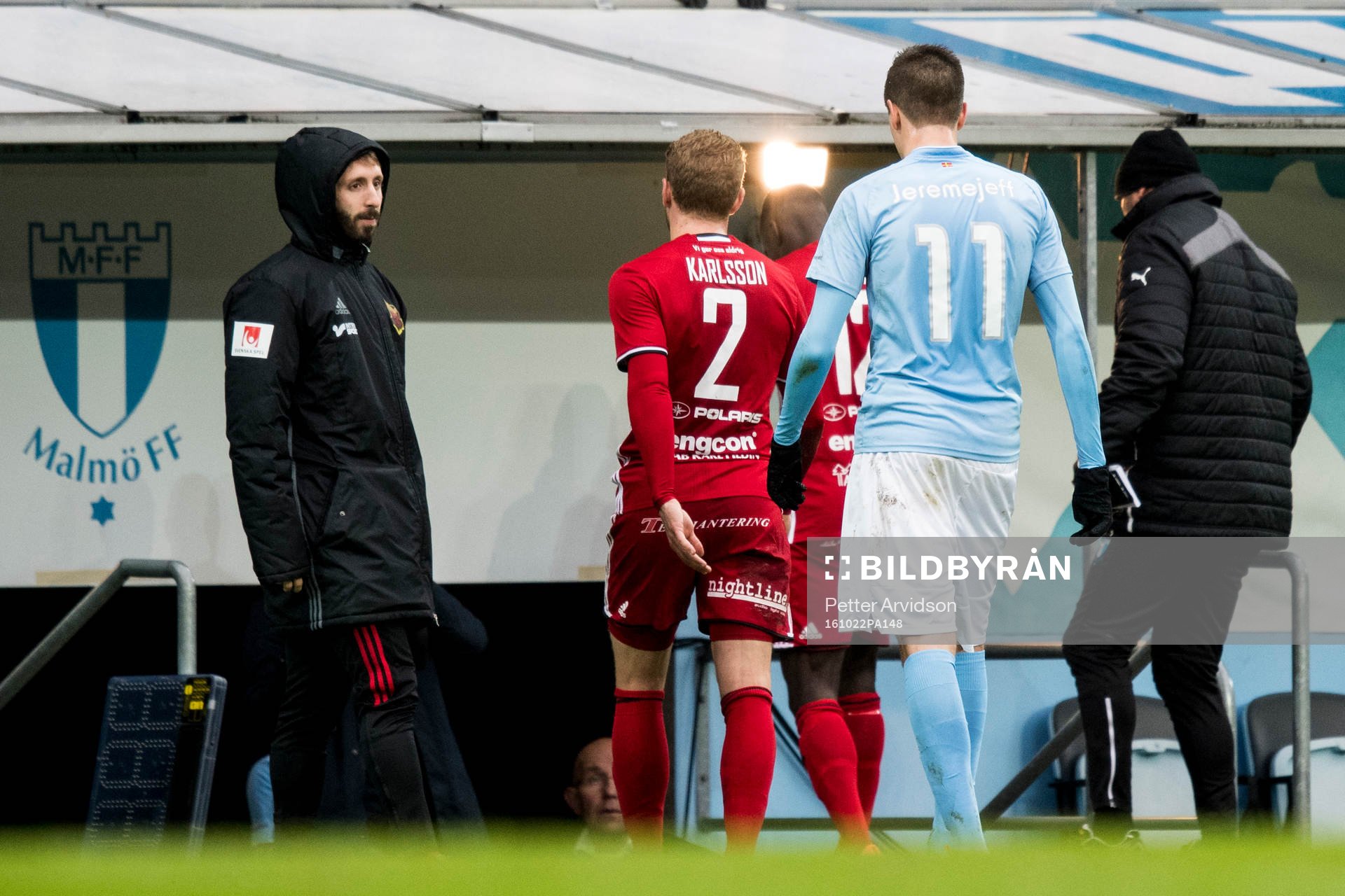 Malmö FFs Alexander Jeremejeff lämnar planen i halvtid