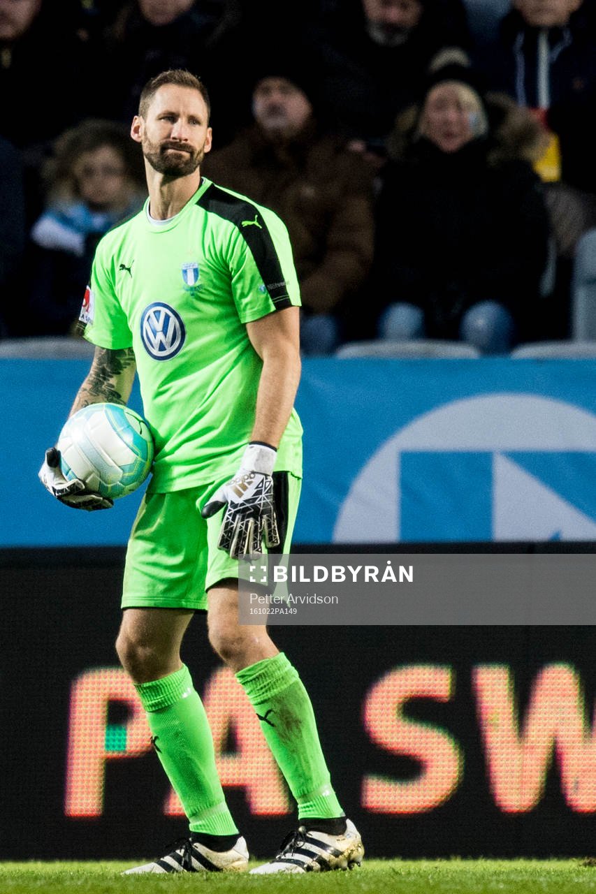 Malmö FFs målvakt Johan Wiland deppar