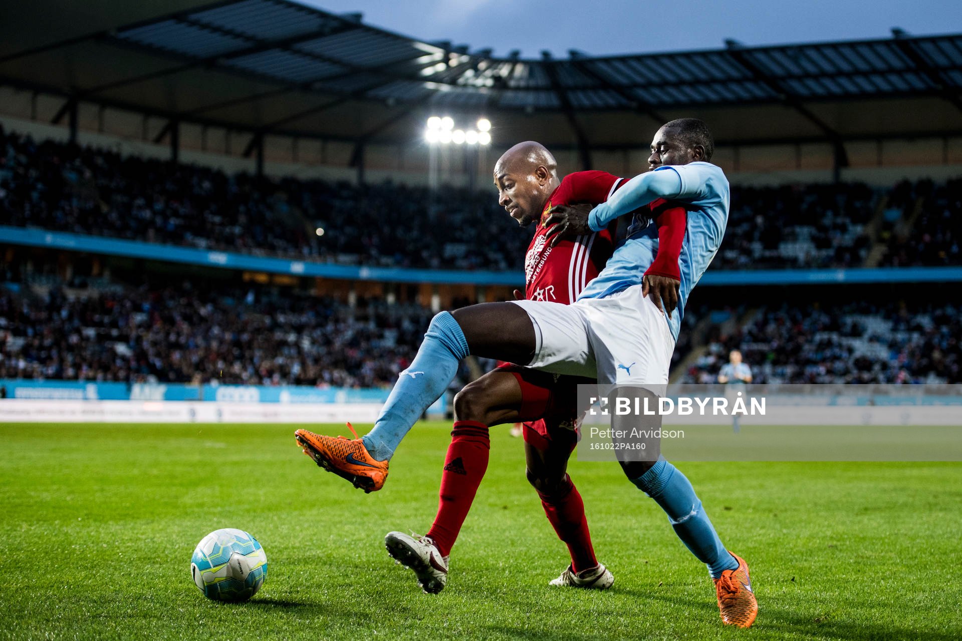 Malmö FFs Enock Kofi Adu i kamp med Östersunds Fouad Bachirou under fotbollsmatchen i Allsvenskan mellan Malmö FF och Östersund den 22 oktober 2016 i Malmö.