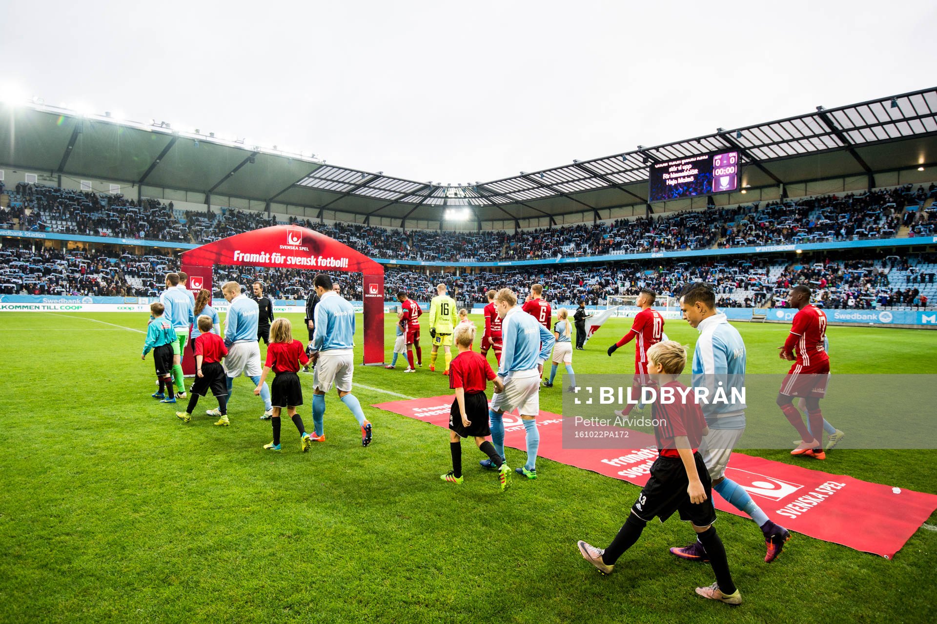Malmö FFs och Östersunds spelare gör entré till