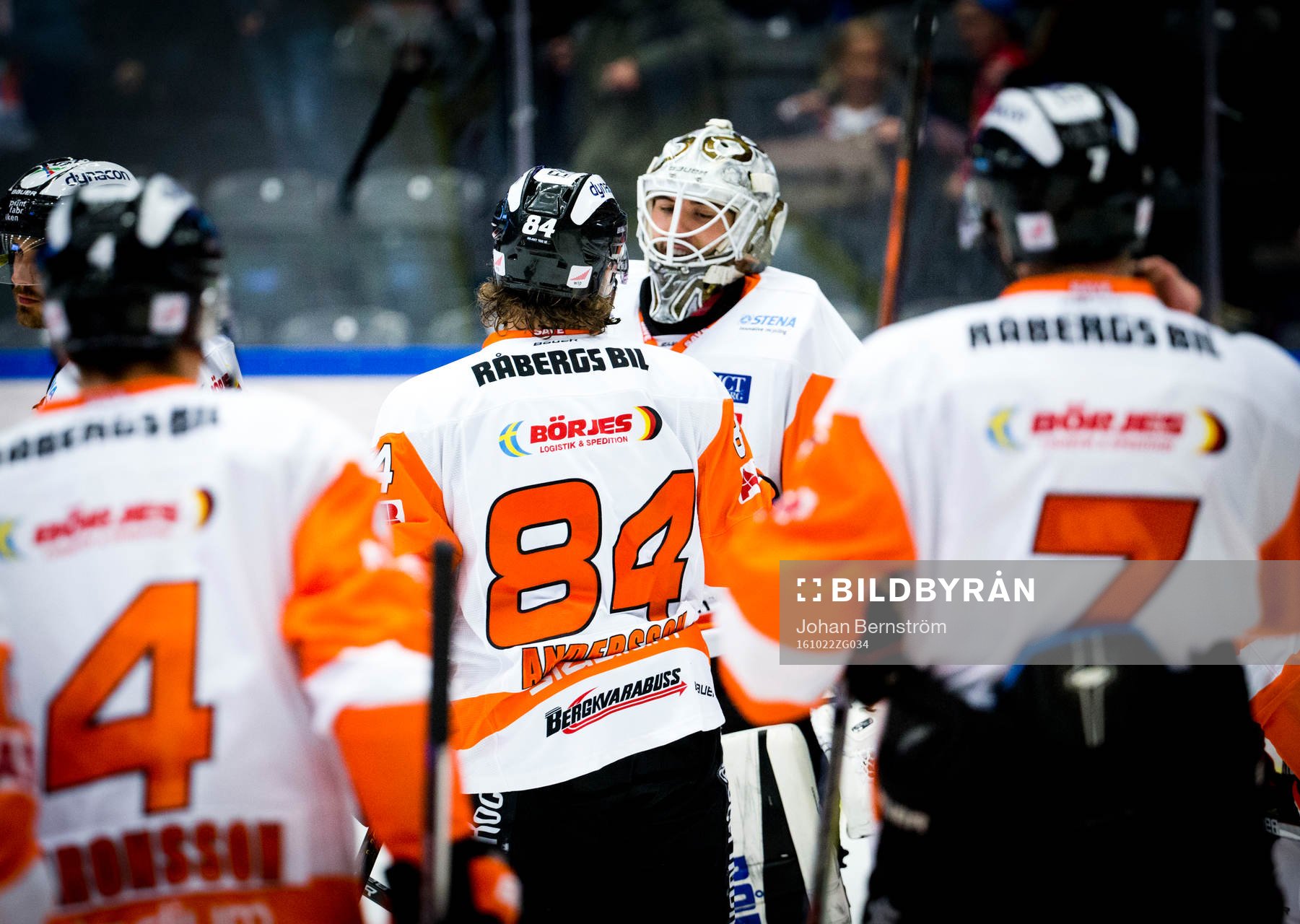 Karlskronas målvakt Johannes Jönsson klappas om