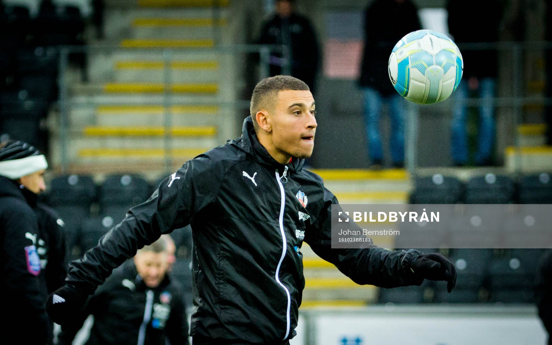 Helsingborgs Jordan Larsson värmer upp