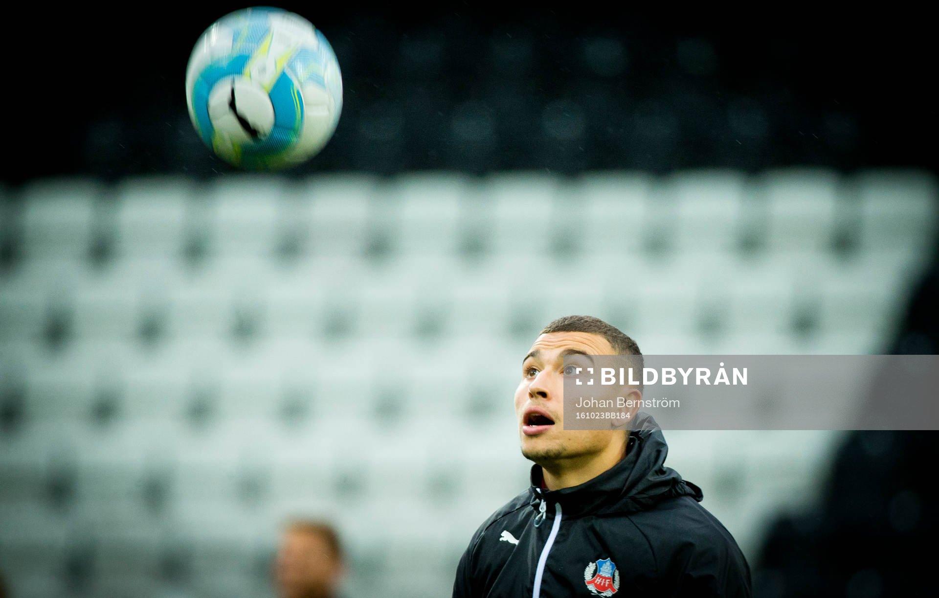 Helsingborgs Jordan Larsson värmer upp