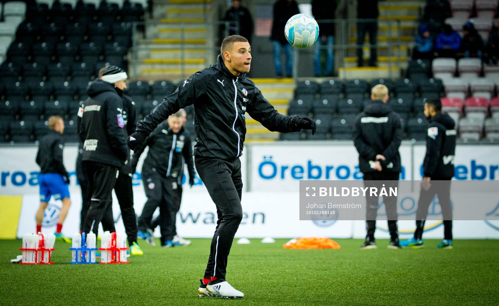 Helsingborgs Jordan Larsson värmer upp