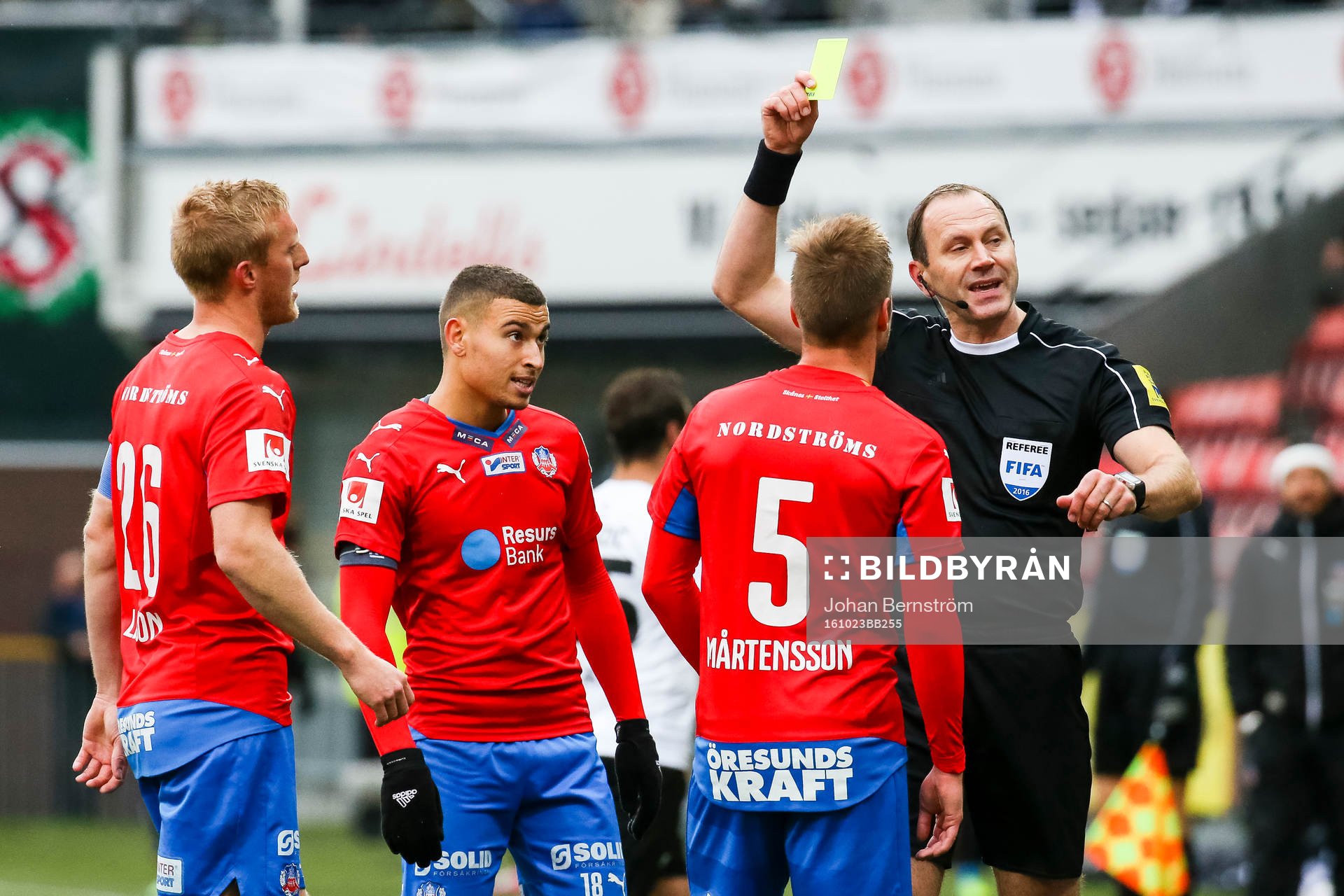 Helsingborgs Jordan Larsson och Johan Mårtensson reagerar