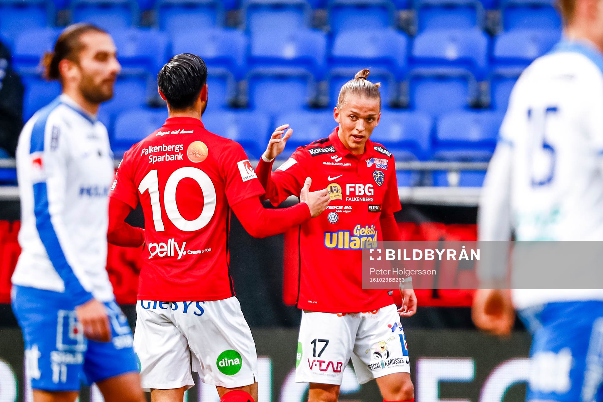 Falkenbergs Amin Nazari och Jesper Karlsson jublar efter 0-1 under fotbollsmatchen i Allsvenskan mellan Norrköping och Falkenberg den 23 oktober 2016 i Norrköping.