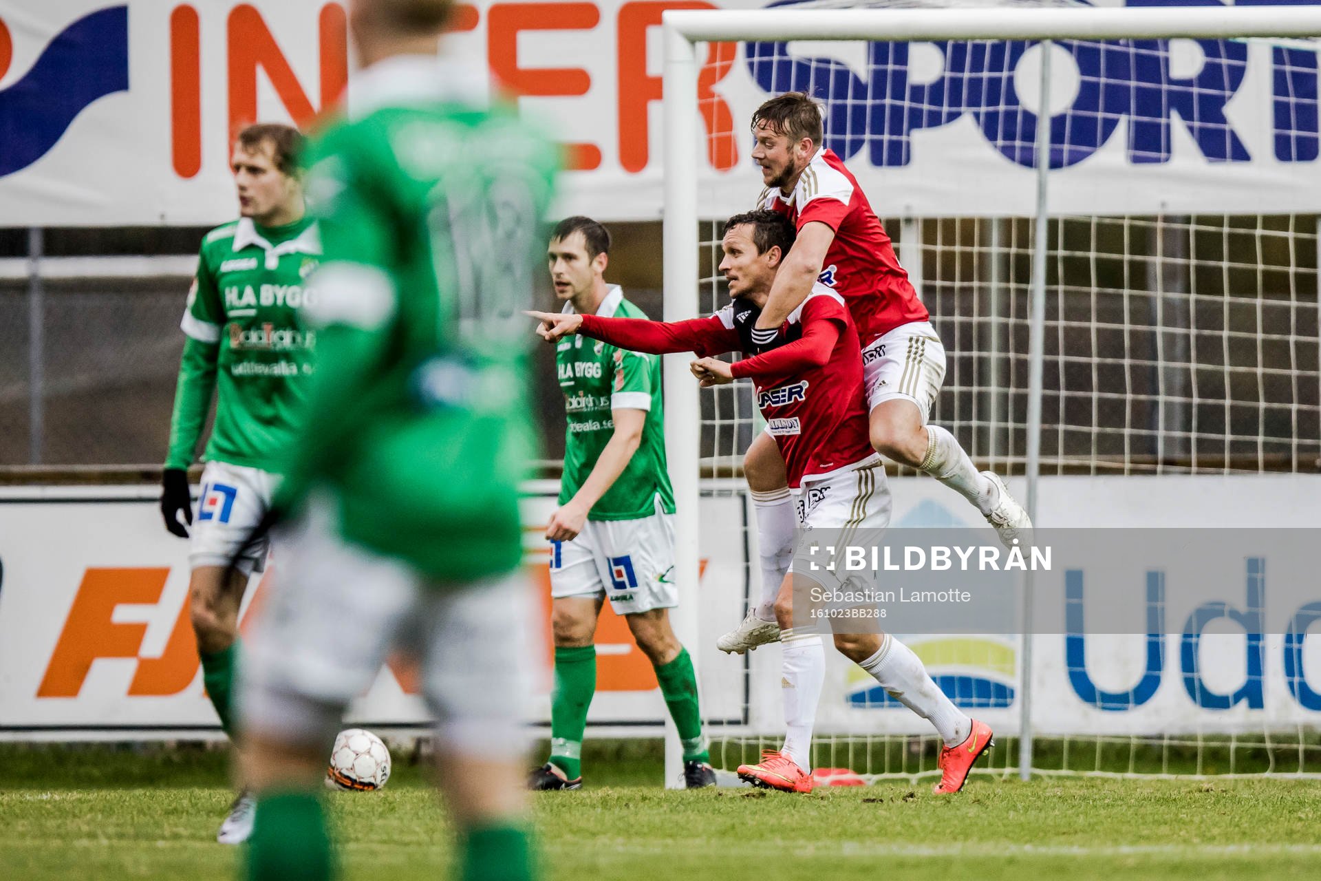 Degerfors Shpetim Hasani har gjort 2-3 och jublar med