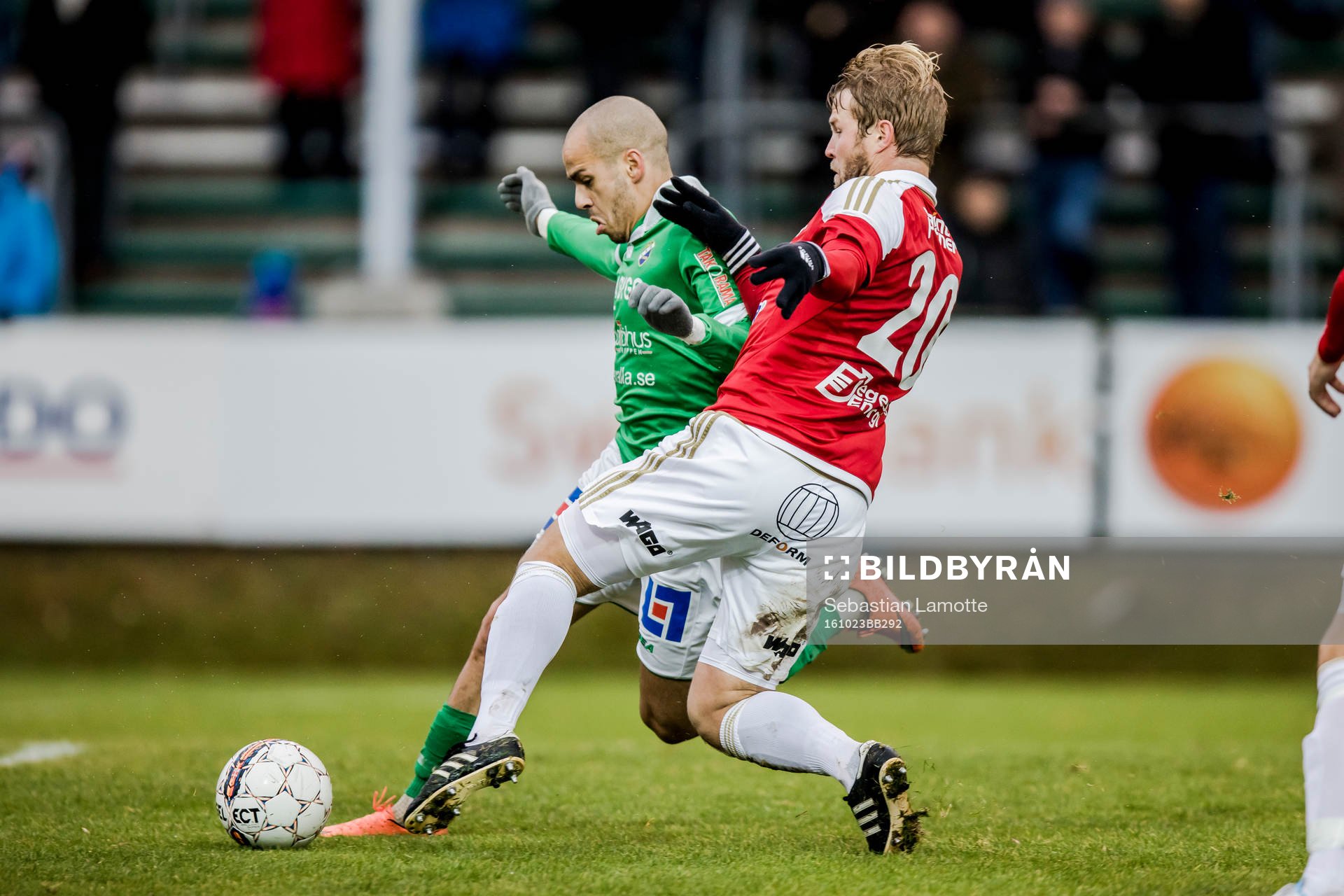 Degerfors Christoffer Wiktorsson bryter ett friläge för