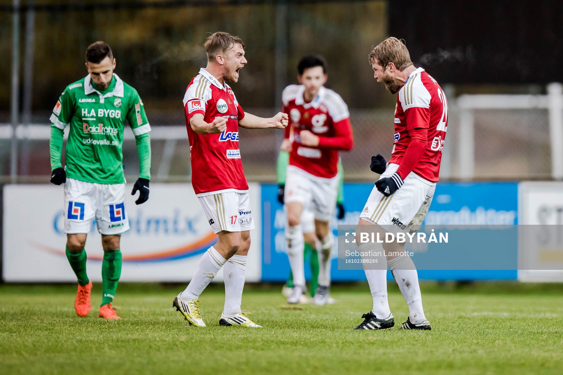 Degerfors Christoffer Wiktorsson (h) och Emil Johansson jublar efter mål av Christoffer Wiktorsson till 2-3 under fotbollsmatchen i Superettan mellan Ljungskile och Degerfors den 23 Oktober 2016 i Ljungskile.