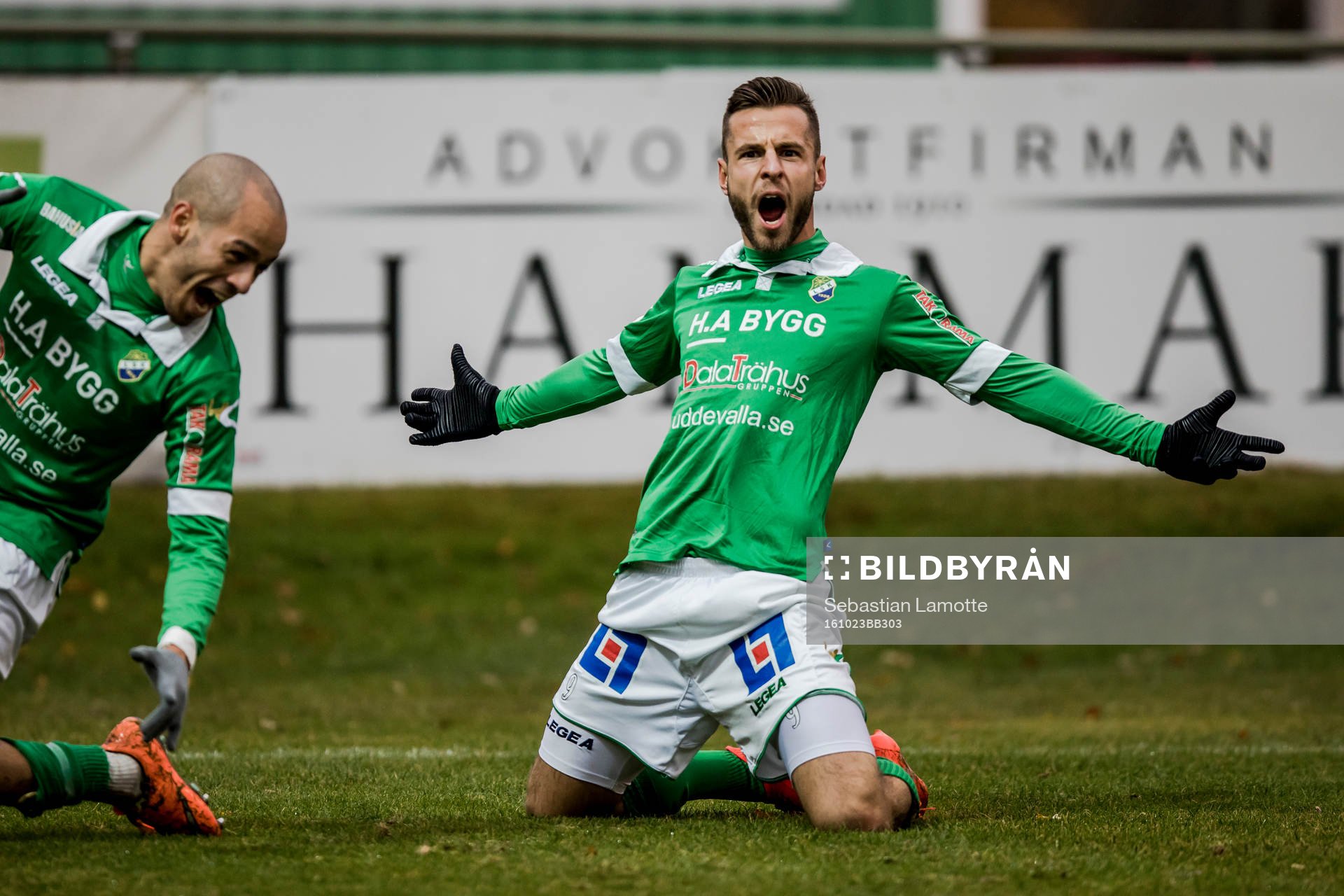Ljungskiles Admir Bajrovic har kvitterat till 2-2 och jublar