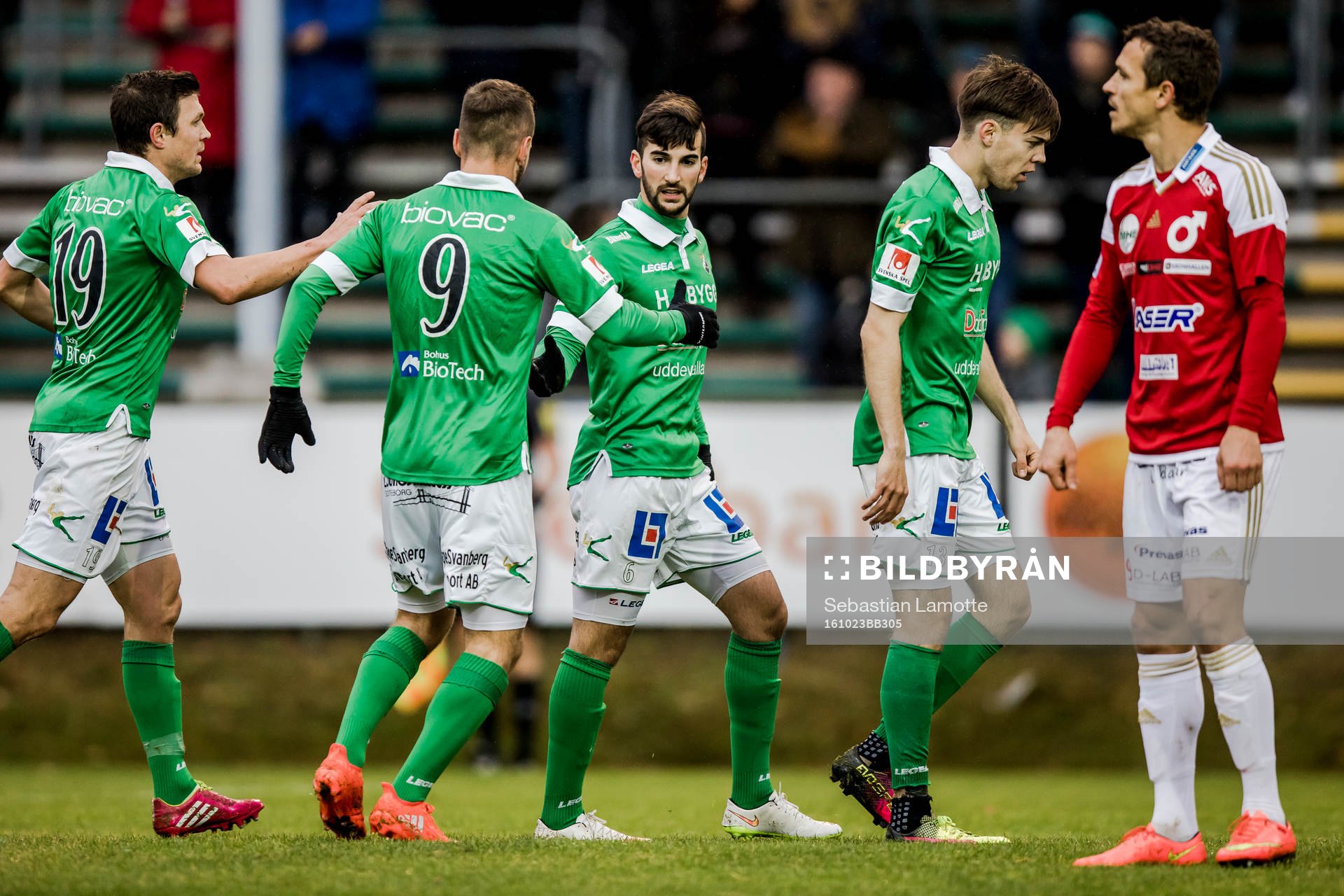 Ljungskiles Allan Mohideen har reducerat till 1-2 och
