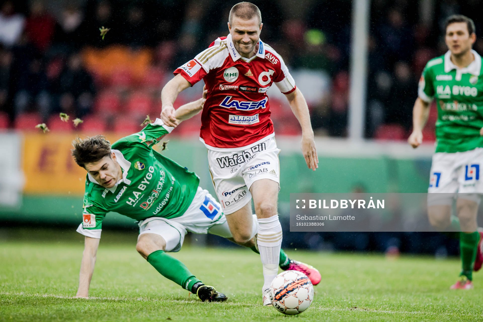Degerfors Tobias Solberg före Ljungskiles Peter Sörensen