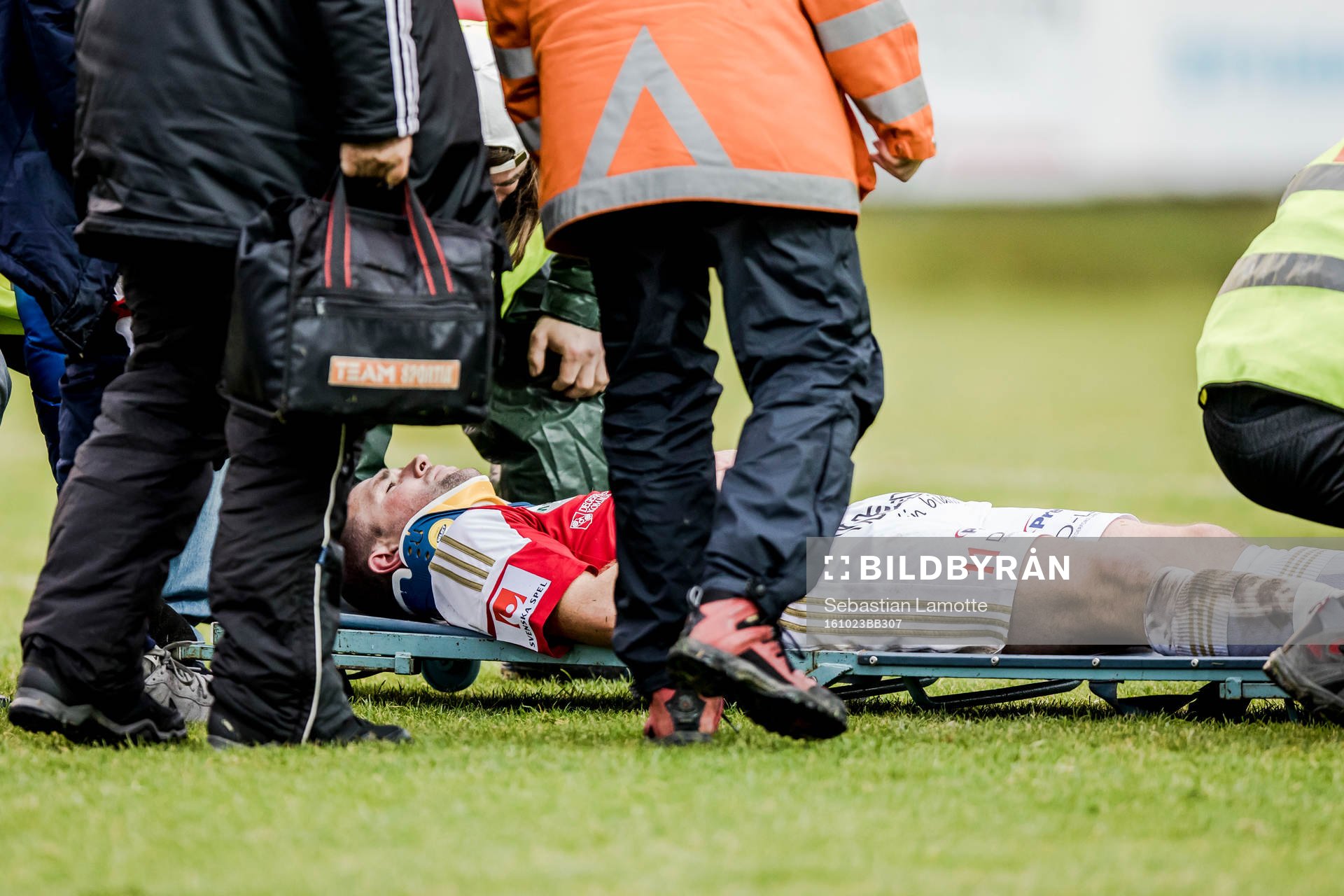 Degerfors Tobias Solberg med skadad och liggandes med