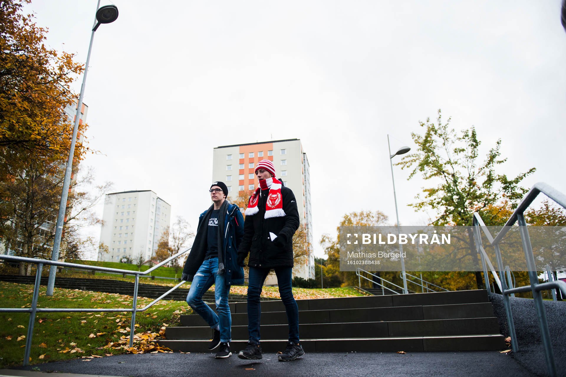 Två supportrar varav en med Kalmarhalsduk på väg till