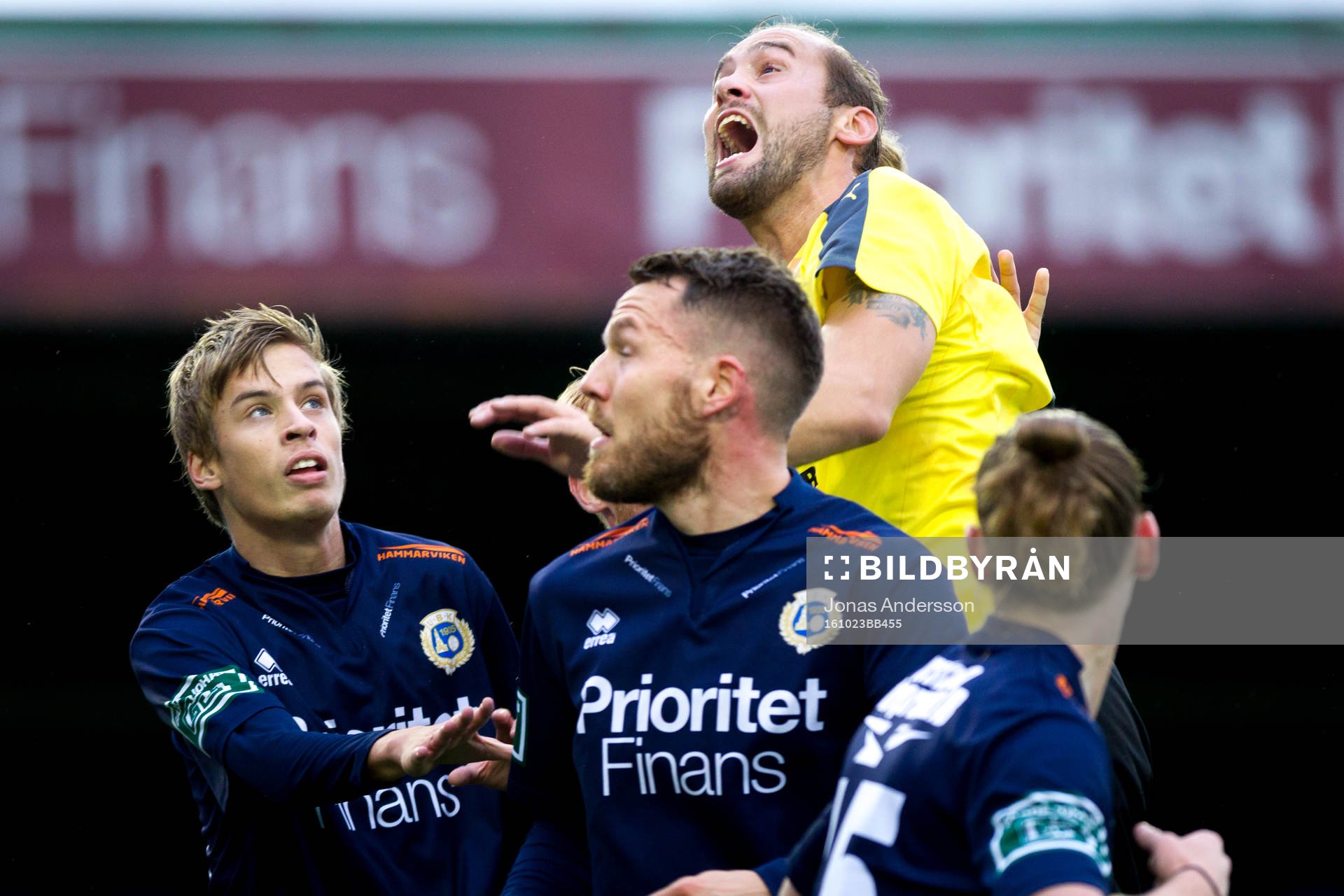 Mjällbys Adam Larsson går upp i en nickduell