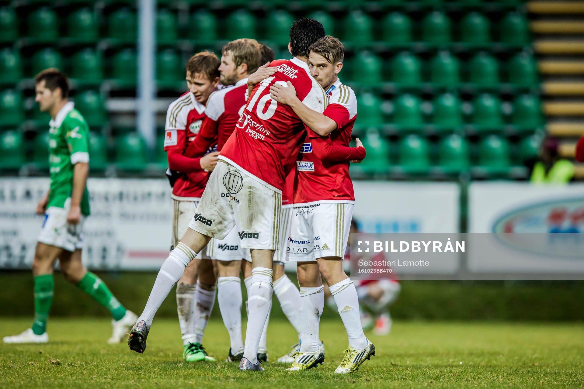 Degerfors spelare kramar om varandra