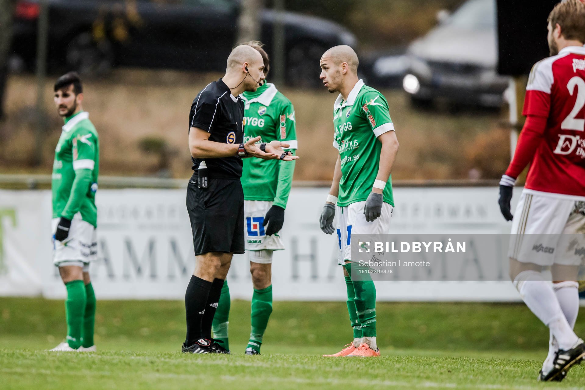 Domare Adnan Dukic pratar med Ljungskiles Ahmed El-Amrani