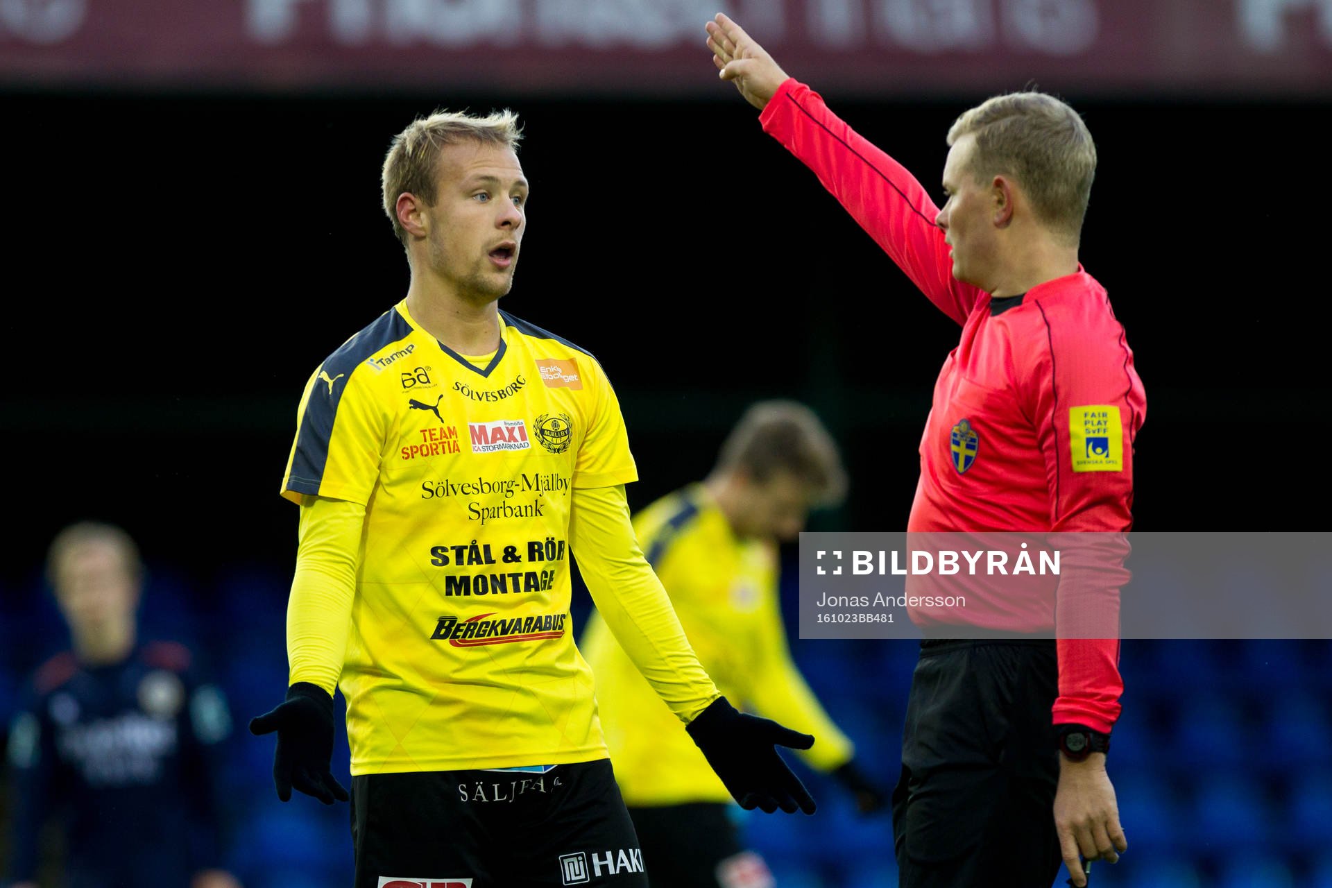 Mjällbys Joel Wedenell reagerar på domslut under fotbollsmatchen i Division 1 södra mellan Utsikten och Mjällby den 23 oktober 2016 i Göteborg.