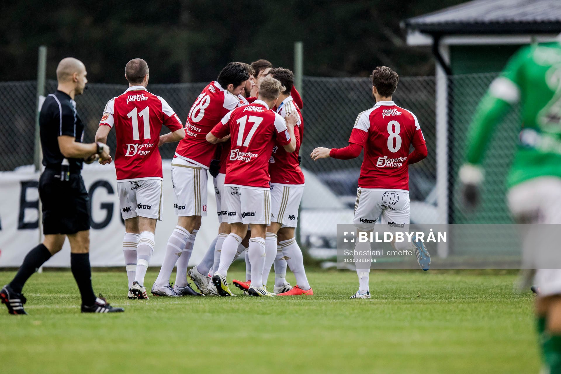 Degerfors Govend Haidar jublar med sina lagkamrater