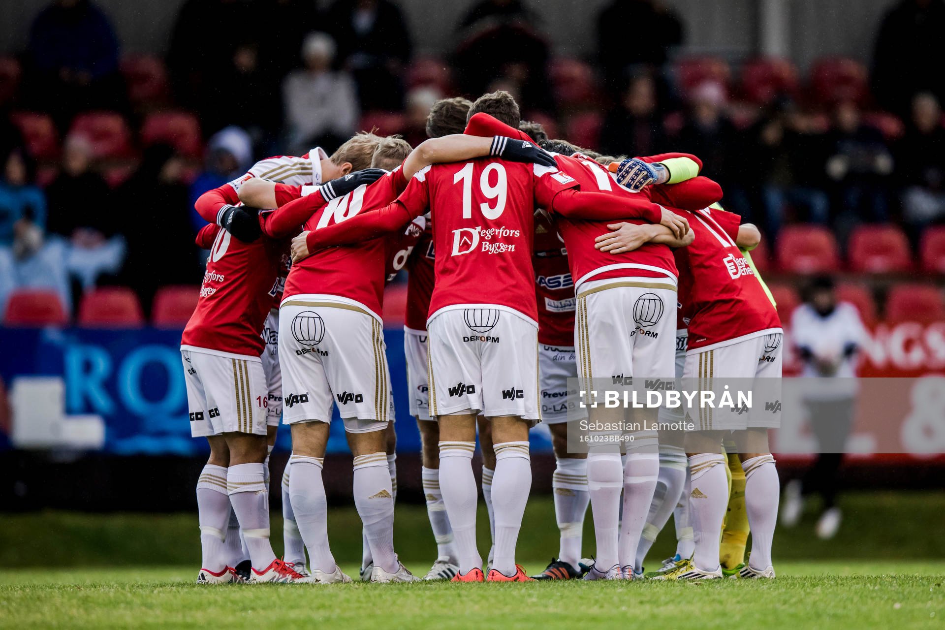 Degerfors spelare laddar upp