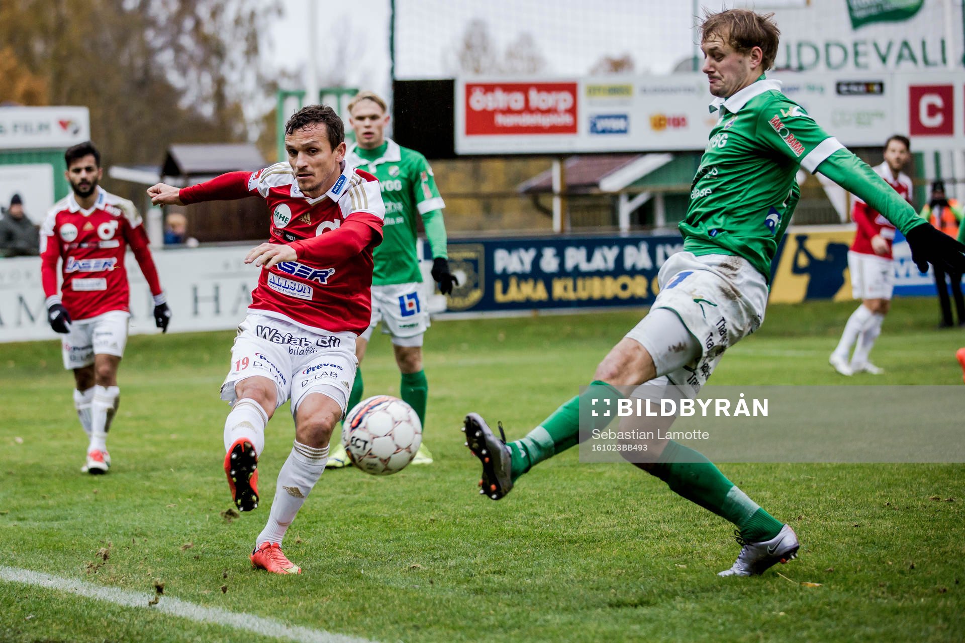 Degerfors Shpetim Hasani före Ljungskiles Jakob Olsson