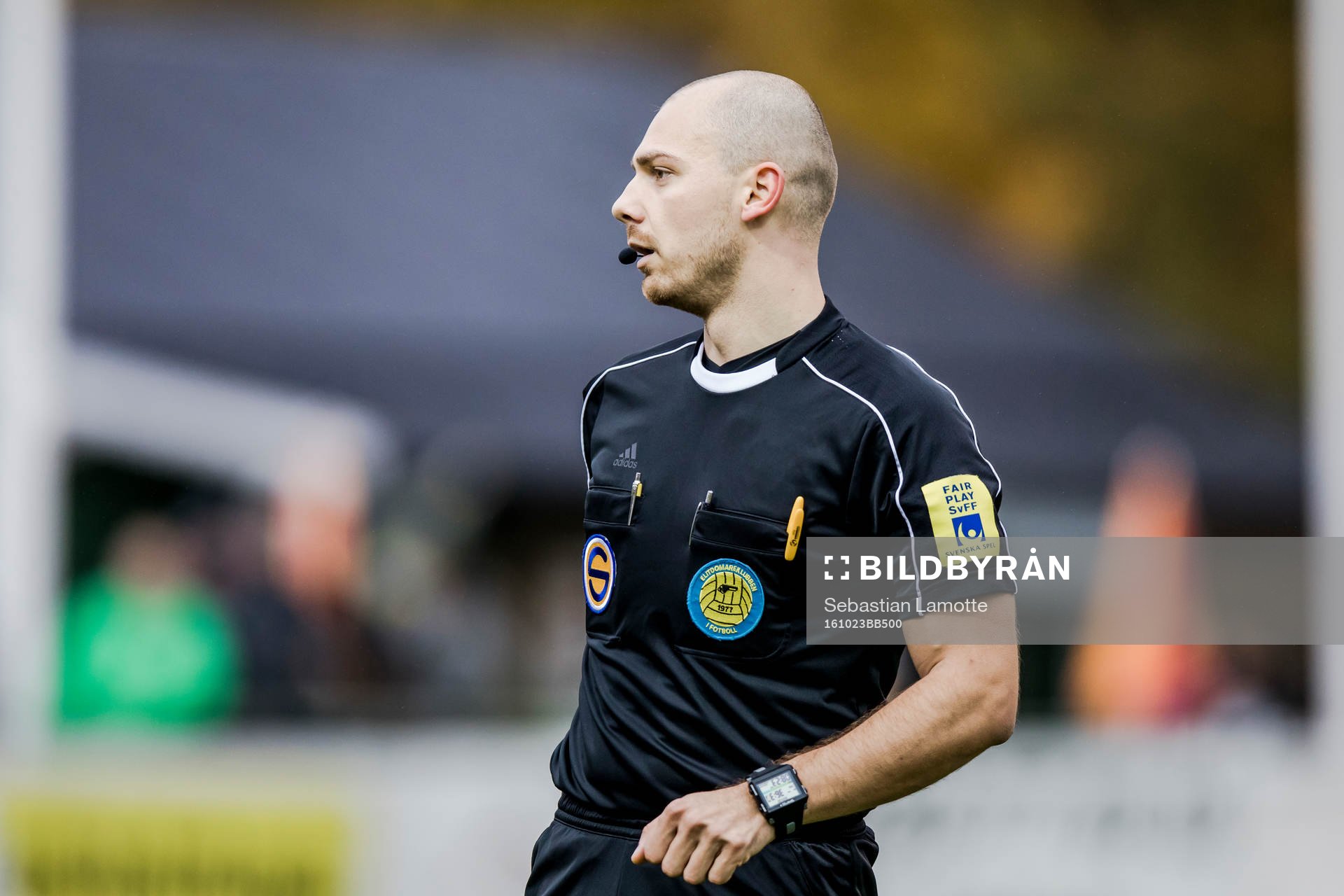 Domare Adnan Jukic under fotbollsmatchen i Superettan mellan Ljungskile och Degerfors den 23 Oktober 2016 i Ljungskile.