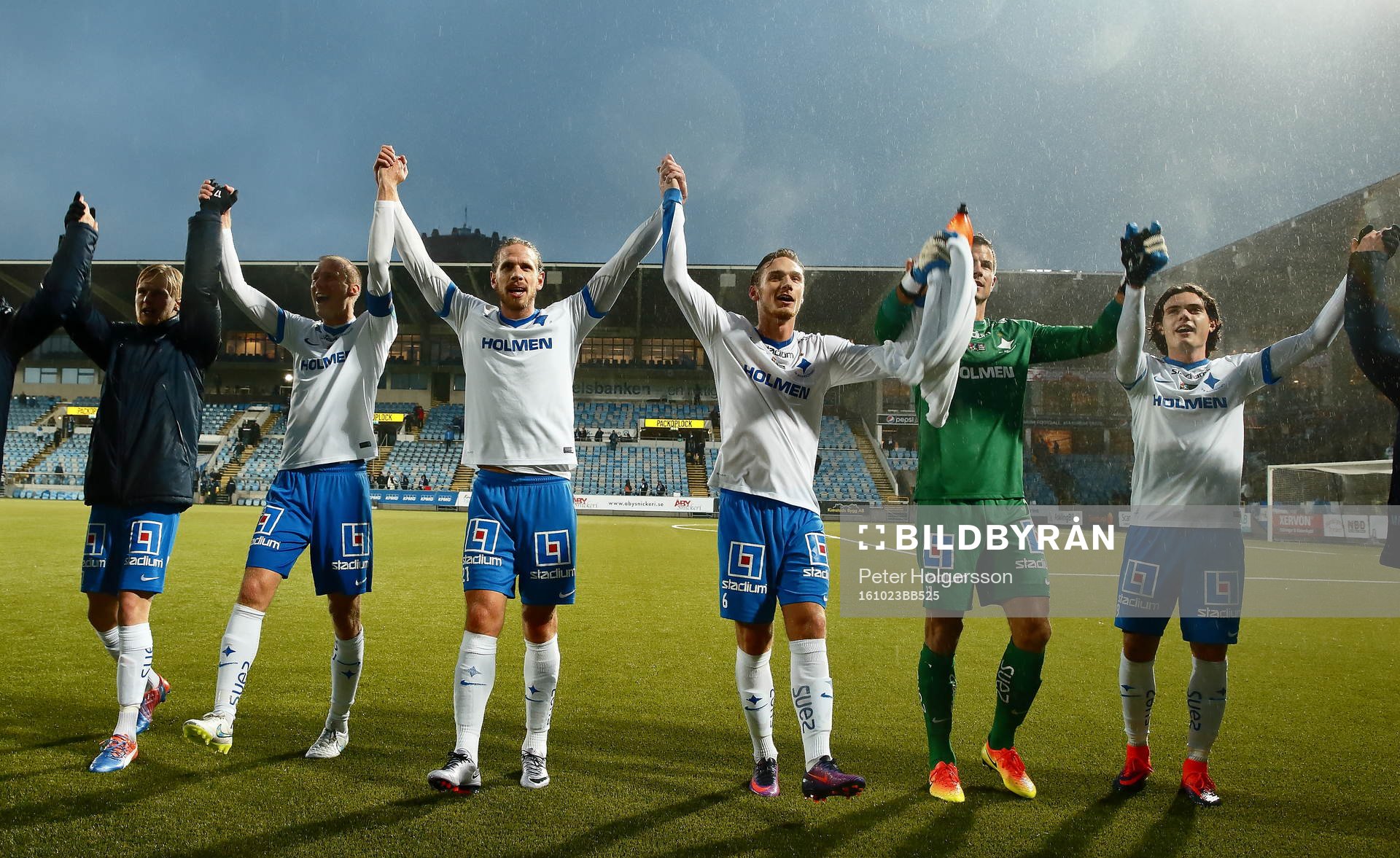 Norrköpings spelare jublar under fotbollsmatchen i Allsvenskan mellan Norrköping och Falkenberg den 23 oktober 2016 i Norrköping.