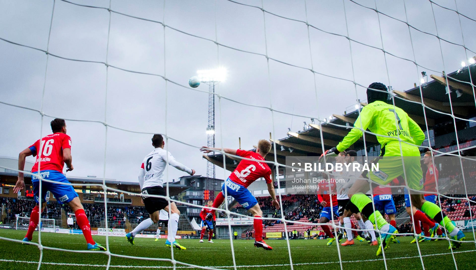 Örebros Robert Åhman Persson och Helsingborgs målvakt