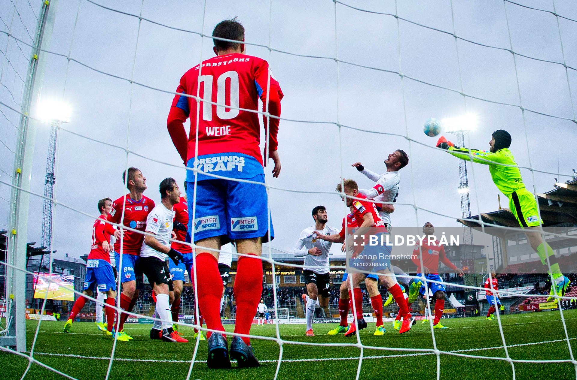 Örebros Robert Åhman Persson och Helsingborgs målvakt