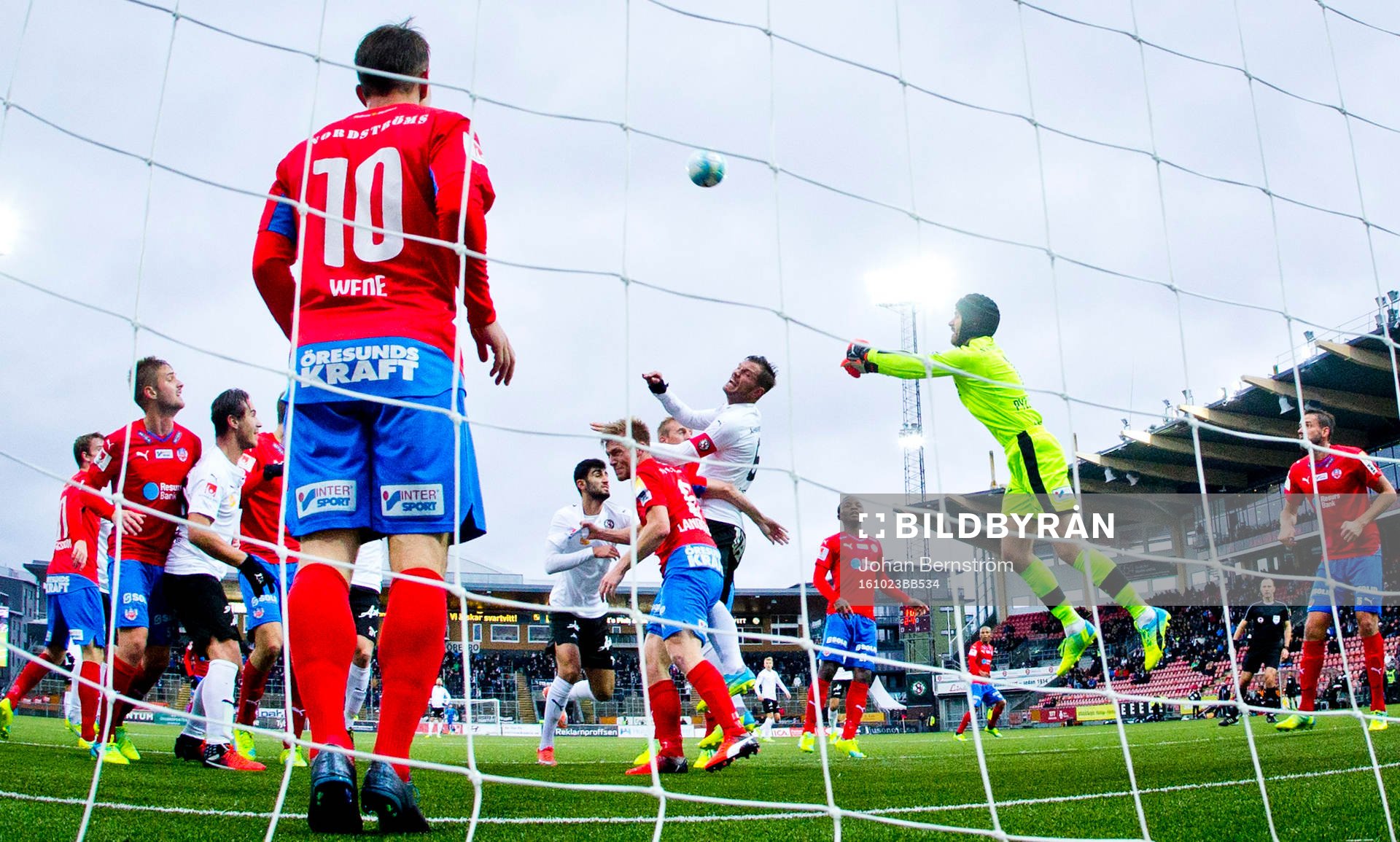 Örebros Robert Åhman Persson och Helsingborgs målvakt