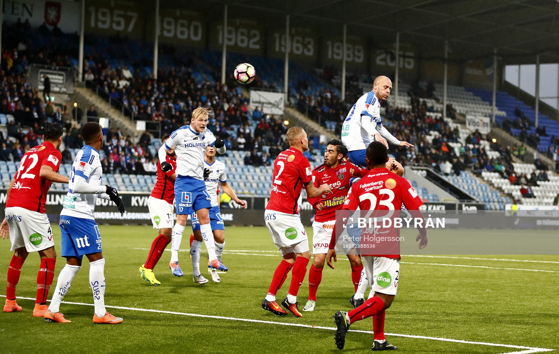 Norrköpings Daniel Sjölund nickar hörna