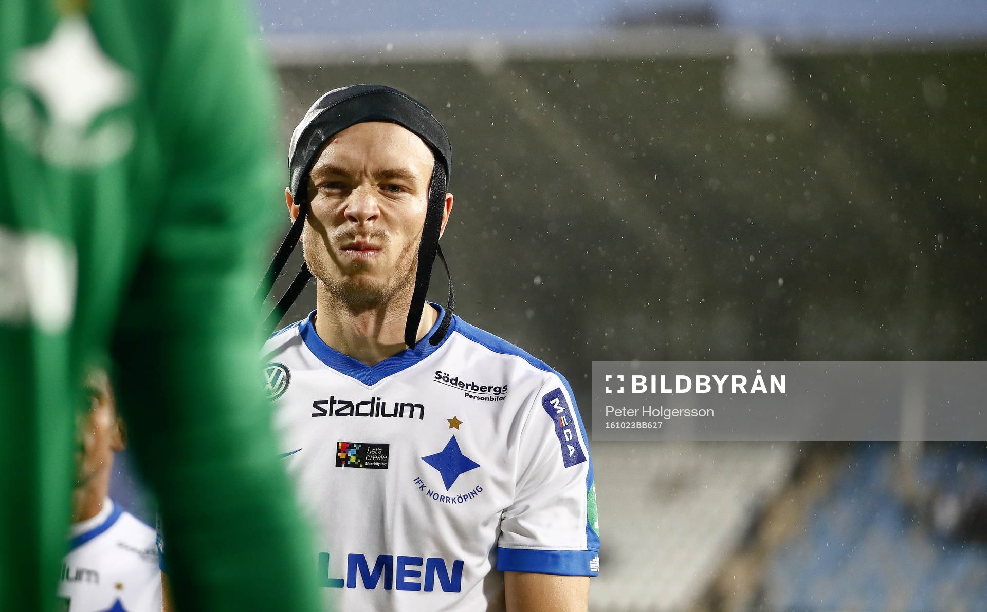 Norrköpings Jón Gudni Fjóluson med huvudskydd