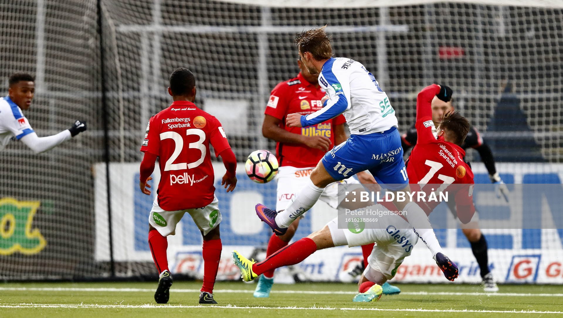 Norrköpings Linus Wahlqvist skuter mål 1-1