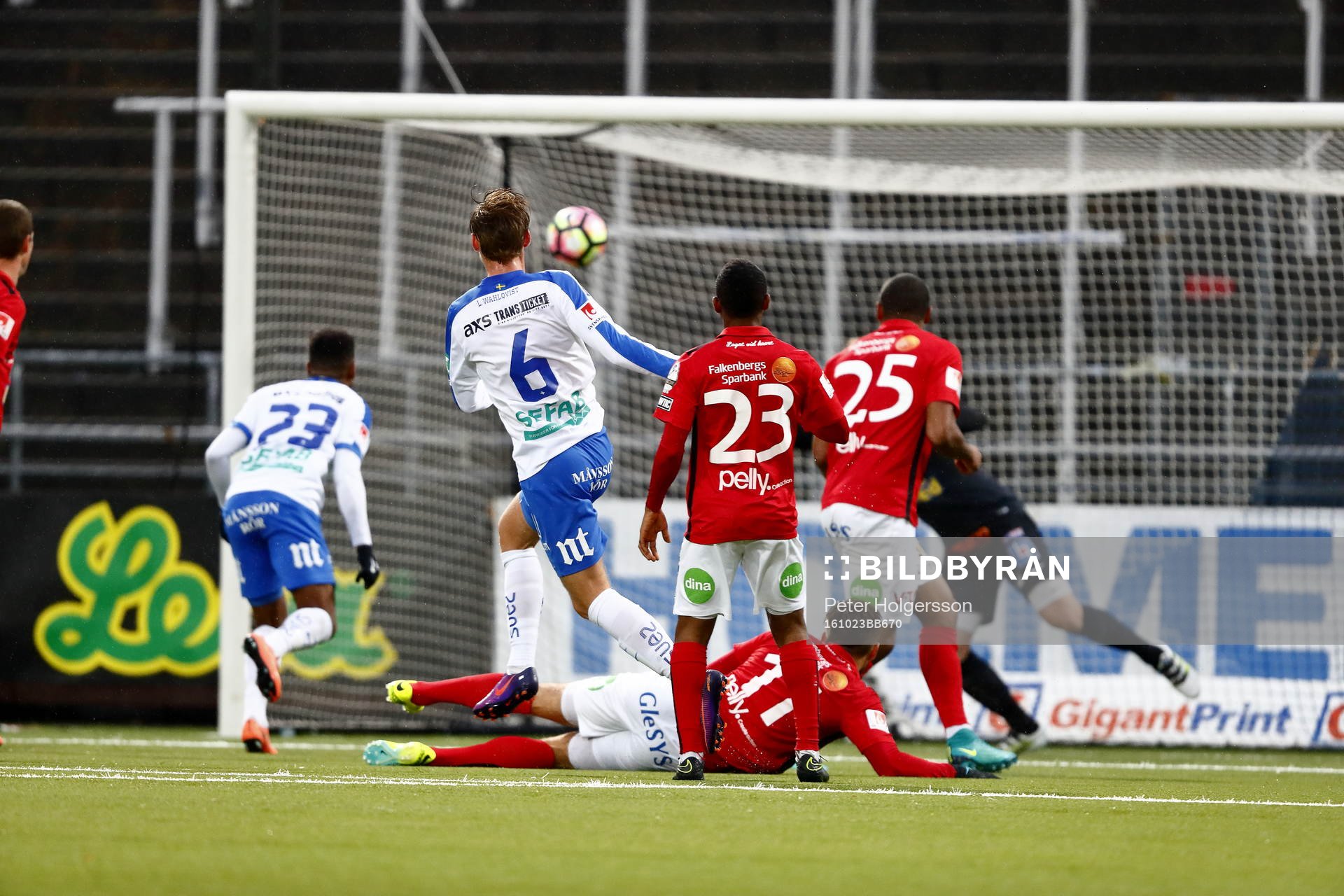 Norrköpings Linus Wahlqvist skuter mål 1-1